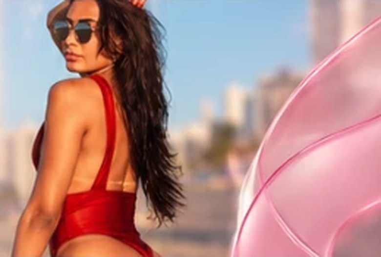 Modelo de maiô vermelho e óculos de sol na praia, arte da semana de Harmonização Corporal